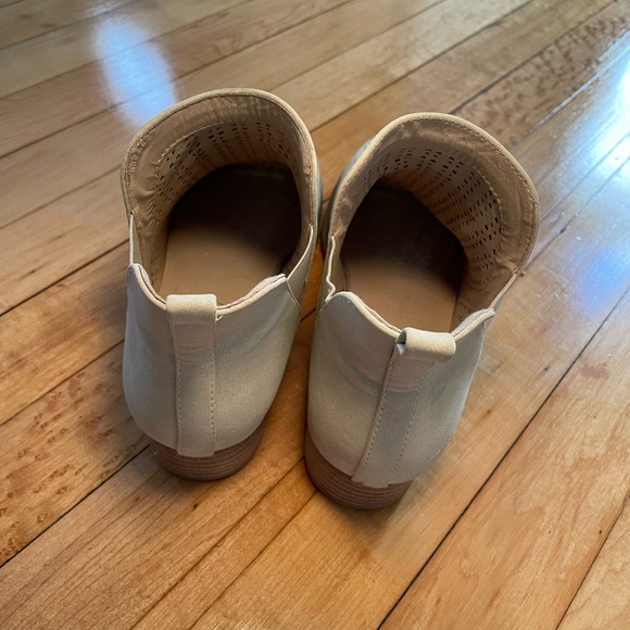 Cream/white suede ankle boots size 9/9.5 with 1 inch heel - Picture 4 of 10